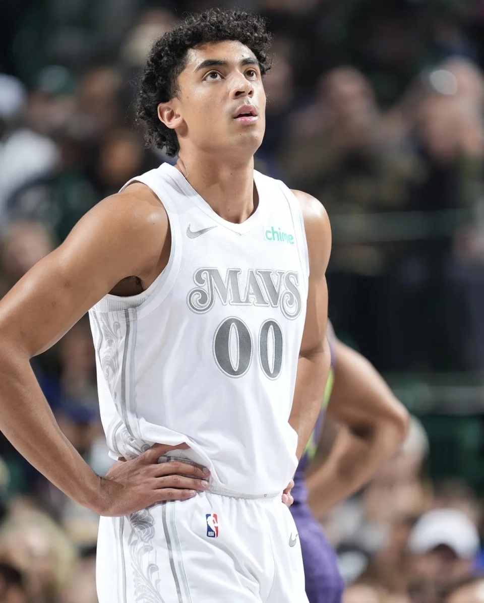 开云-浓眉哥重返赛场，险胜首场状态出色，拜仁观众沸腾！-开云