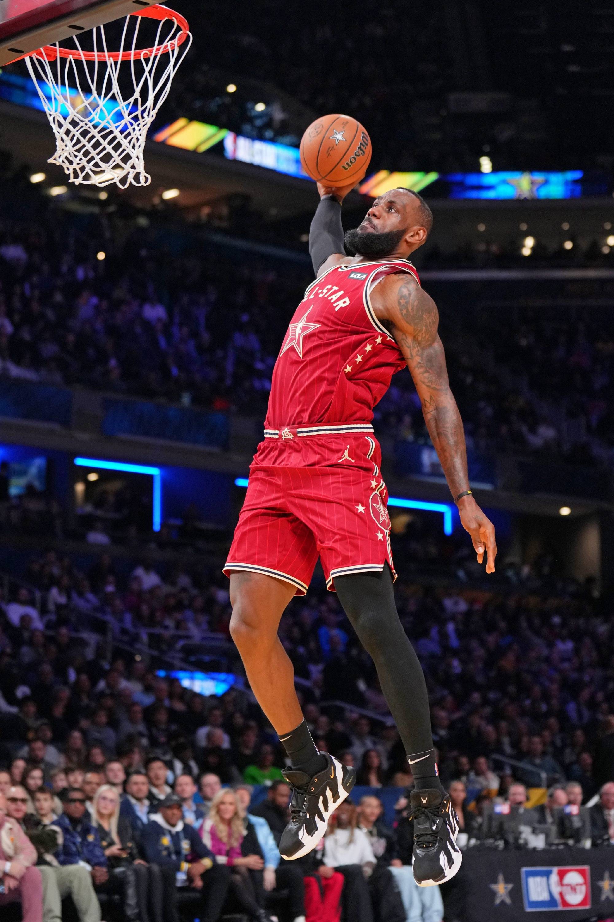 开云-詹姆斯新星出色防守表现突出，TES前途光明！再创辉煌时刻-开云